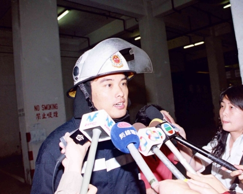 ○四年，李建日就葵涌嘉定路三級火向傳媒講解事件。