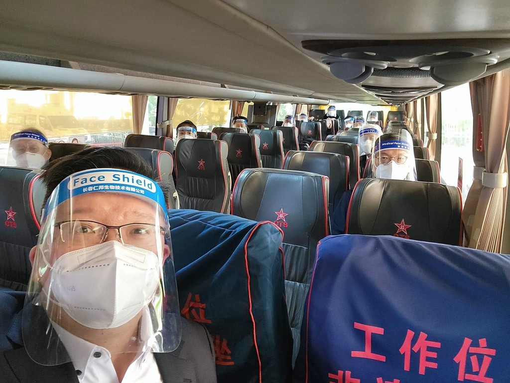 港區人大代表陳曉峰乘搭巴士前往深圳隔離。陳曉峰FB