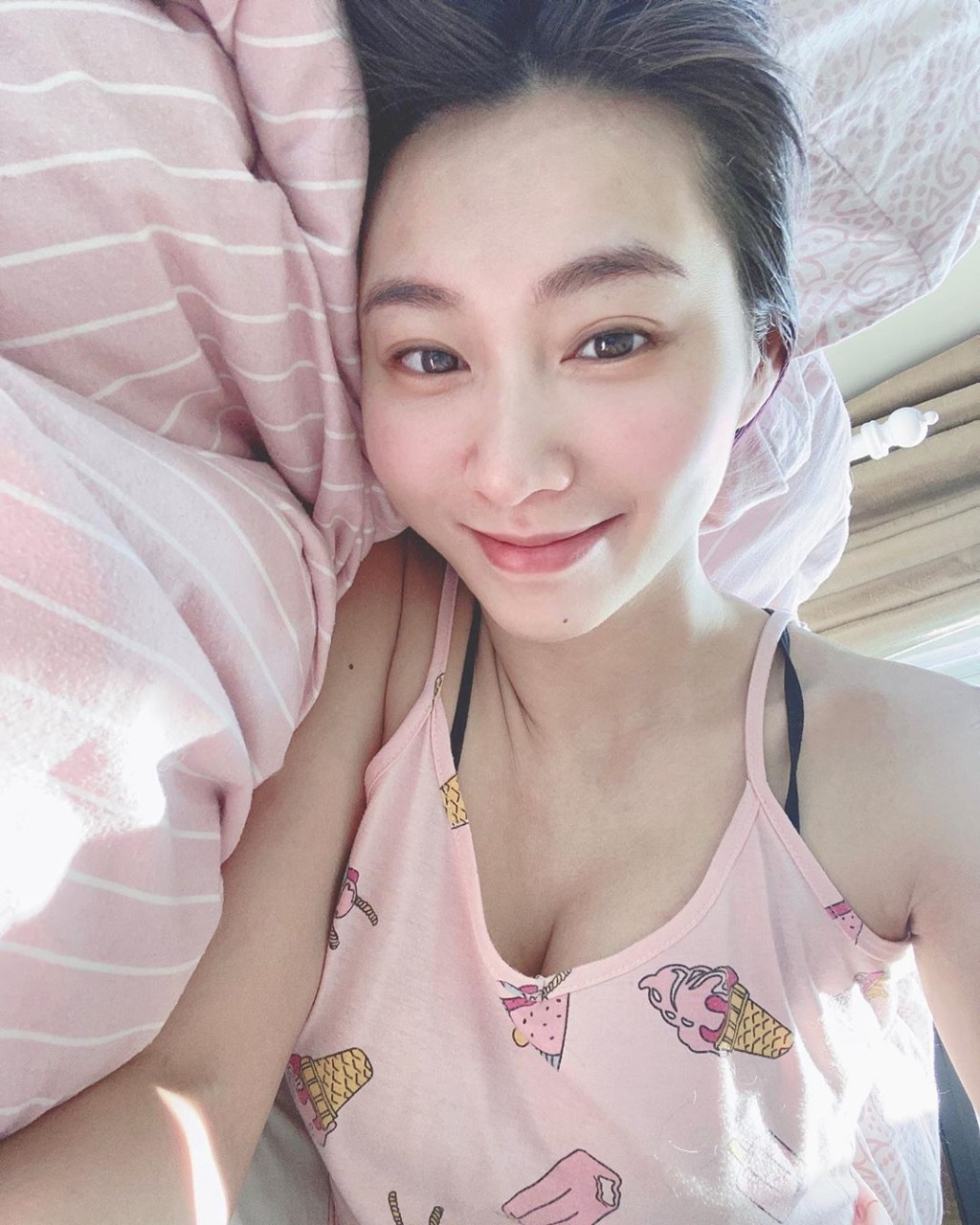 第二张侧躺轻露事业线。