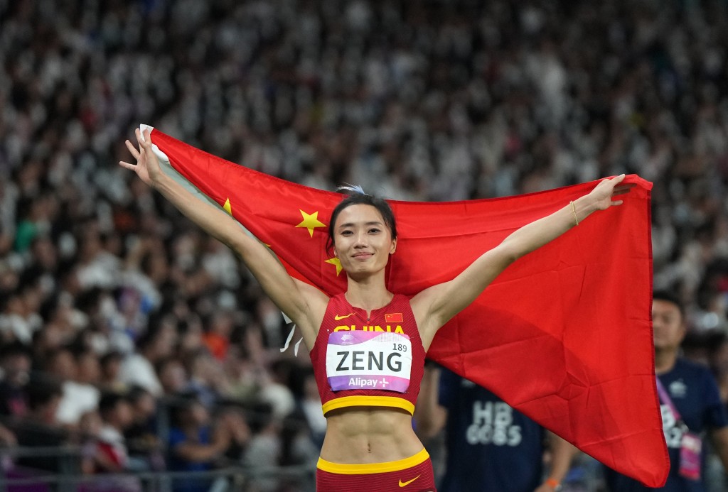 中國選手曾蕊在比賽後慶祝。新華社