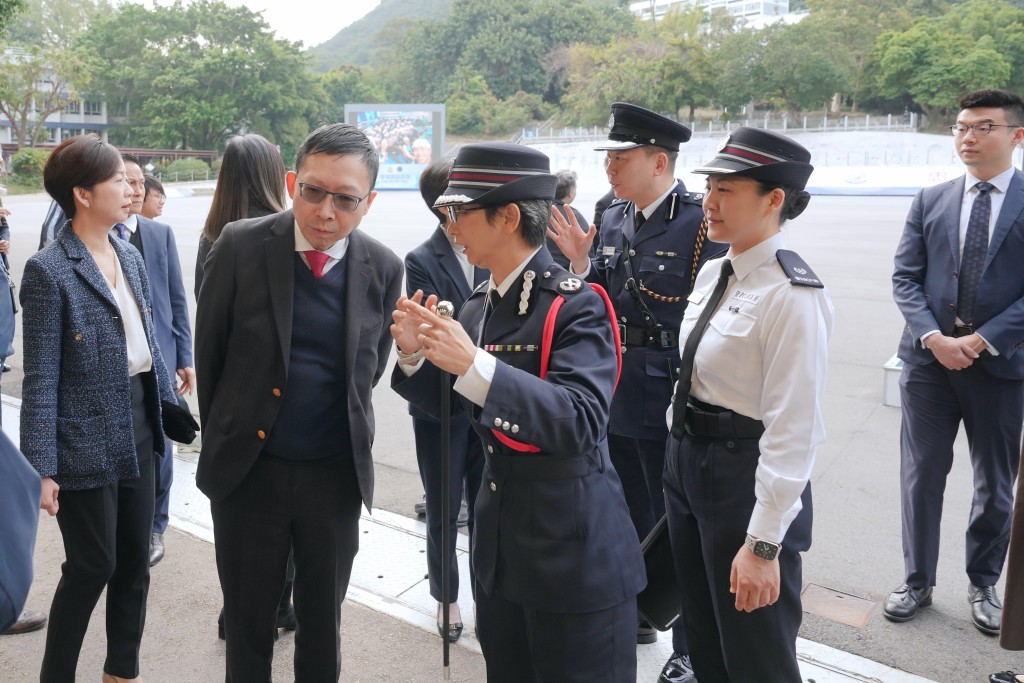 警察學院院長陳綺麗與評審局總幹事周慶邦交流。