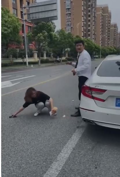  上海妹「隨機車震」報復渣男，被司機拒絕她崩潰砸車。