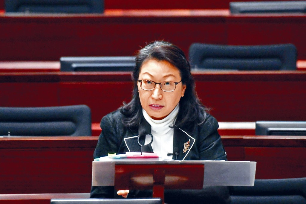 ■郑若骅在网志撰文，反击英国准许具BNO资格的港人及家属申请「5+1」居留签证。