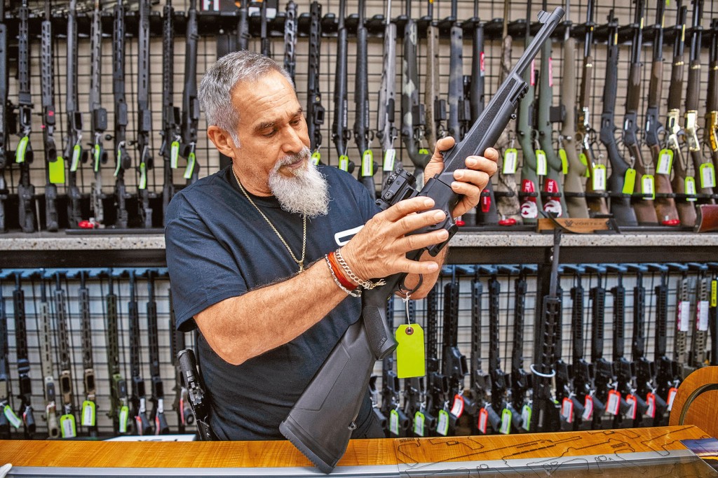 纽约州亨普斯特德一间枪店的售货员，周四示范操作一支比赛用枪械。