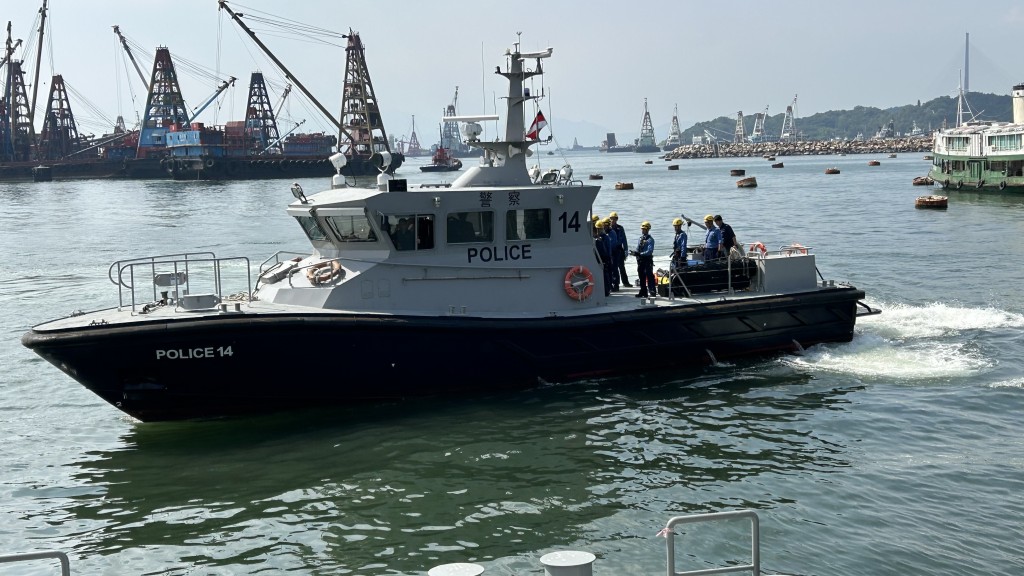 水警轮运送获救工人上岸送院。