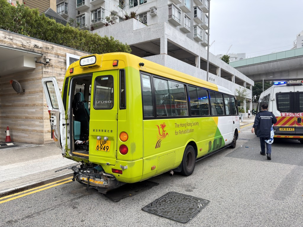 復康巴士車尾被撞毀。 復康巴士車尾被撞毀。