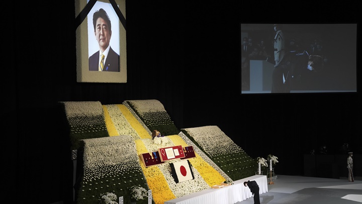 安倍晉三國葬今天舉行，東京電視台僅以5分鐘播出特別報道。路透社圖片
