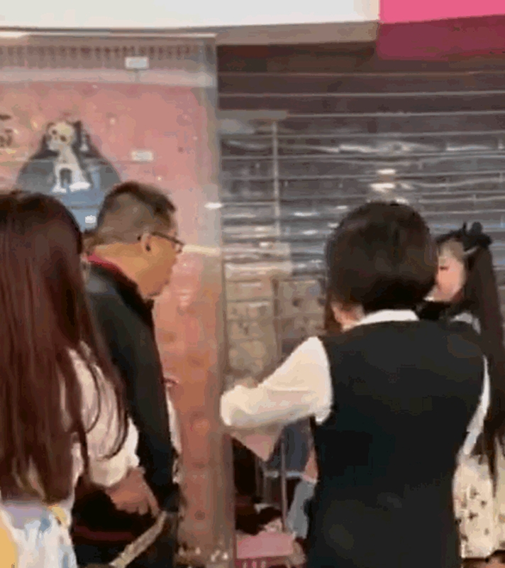 商场职员到来调停。网图