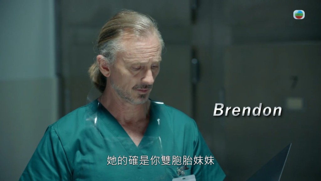 河國榮飾演新加坡法醫「Brandon」。