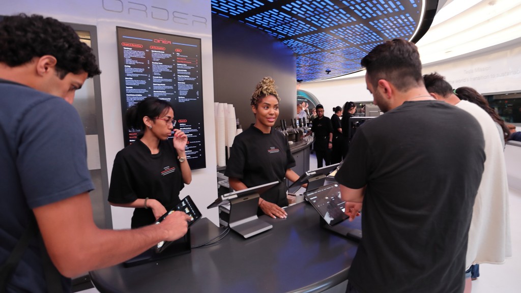 開箱記者指員工親切，運作大致流暢。 路透社