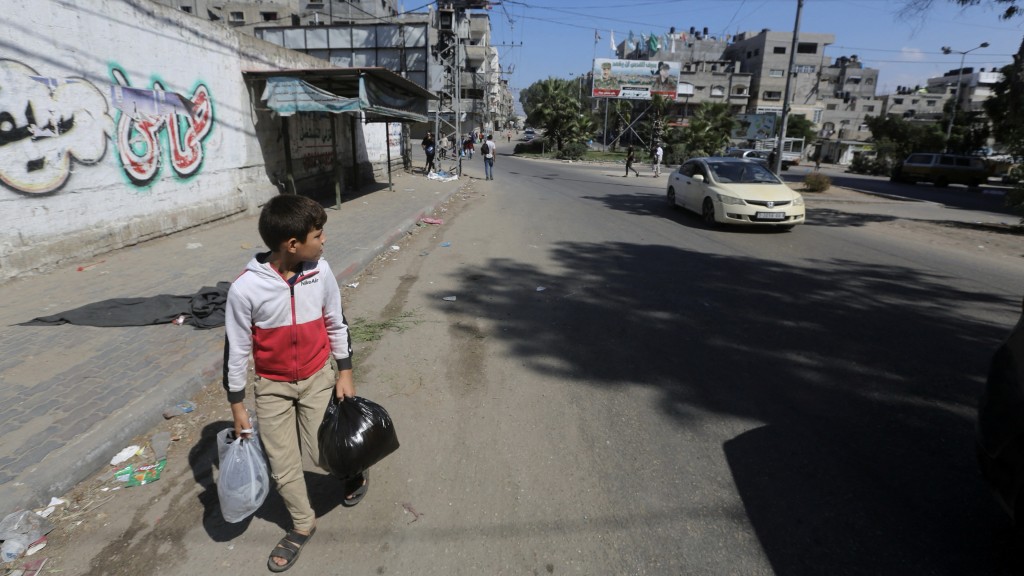 巴勒斯坦儿童踏上撤离的路途。 路透社