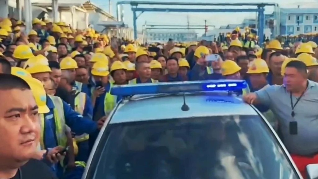 消息指，當時有千名中國工人包圍警車。