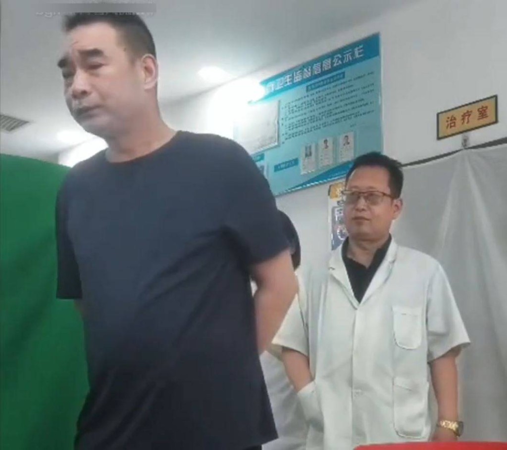 中年漢(左)以把脈被留下指甲印為由，吵鬧著要中醫賠償2000元人民幣。抖音@LVGAOLI 