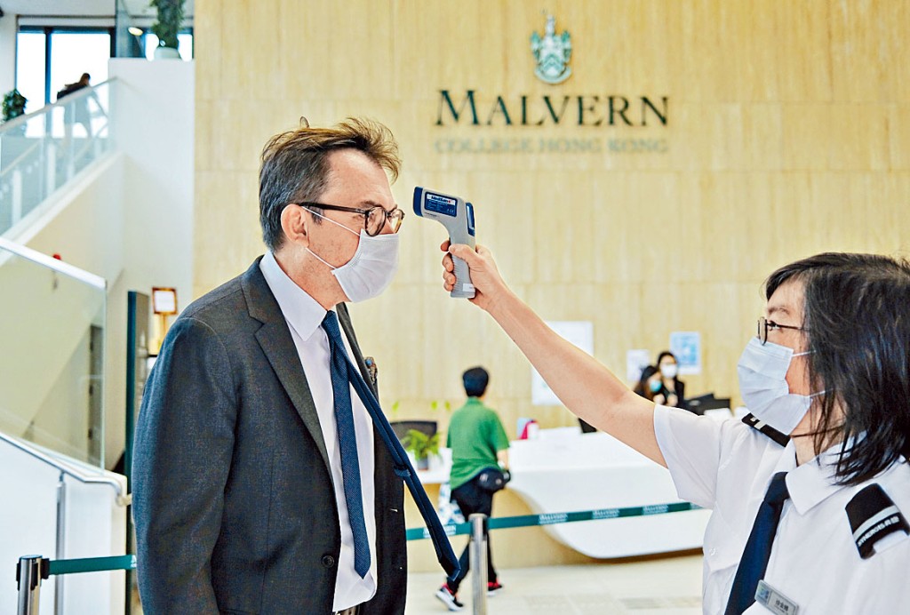 萬科香港周銘禧（右）稱，The Campton首批折實平均呎價16411元。旁為劉淑貞。