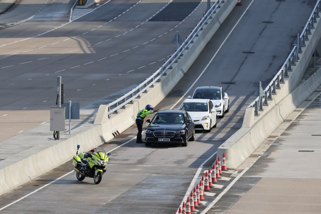 警隊護送組準確拿揑臨時管控附近道路的時間，將對市民的影響減至最低。