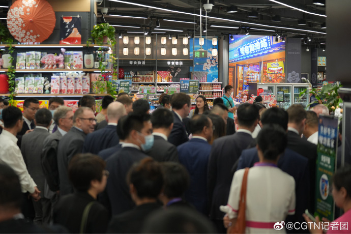 紐西蘭總理希普金斯一行人浩浩蕩蕩參觀天津的超市。 CGTN