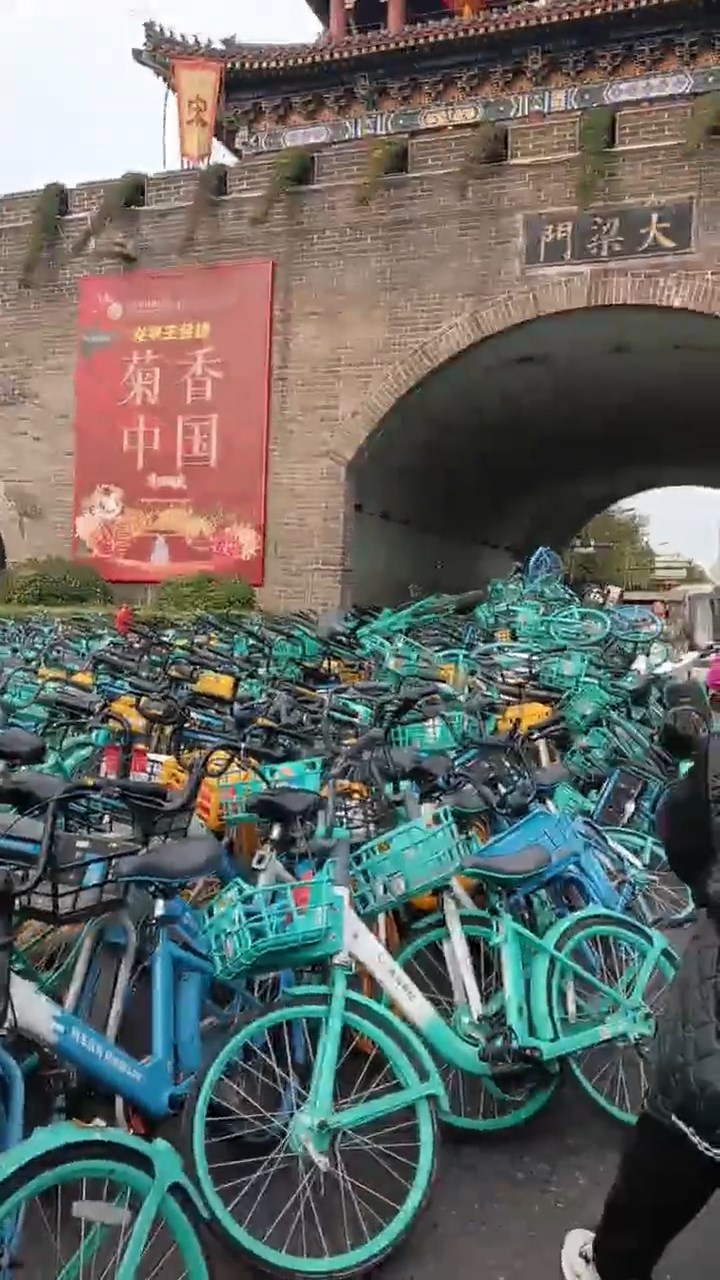 持续多时的“夜骑开封”，让当地路旁有大量共享自行车。