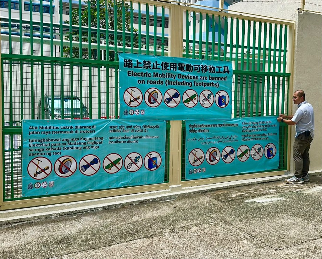 警方推出全港首創、同時載有八種非華裔語言的道路安全宣傳橫額。 警方推出全港首創、同時載有八種非華裔語言的道路安全宣傳橫額。