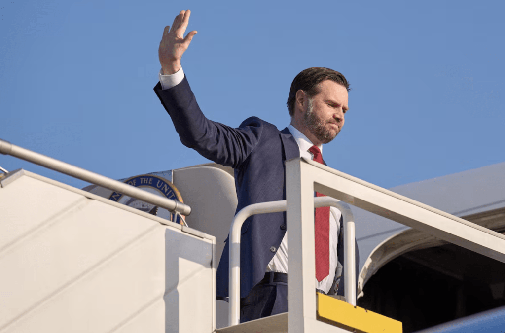 特朗普稍早前表示，萬斯將於數小時後抵達伊斯蘭堡。路透社