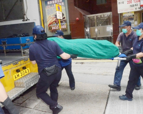 男子的死因有待驗屍後確定。