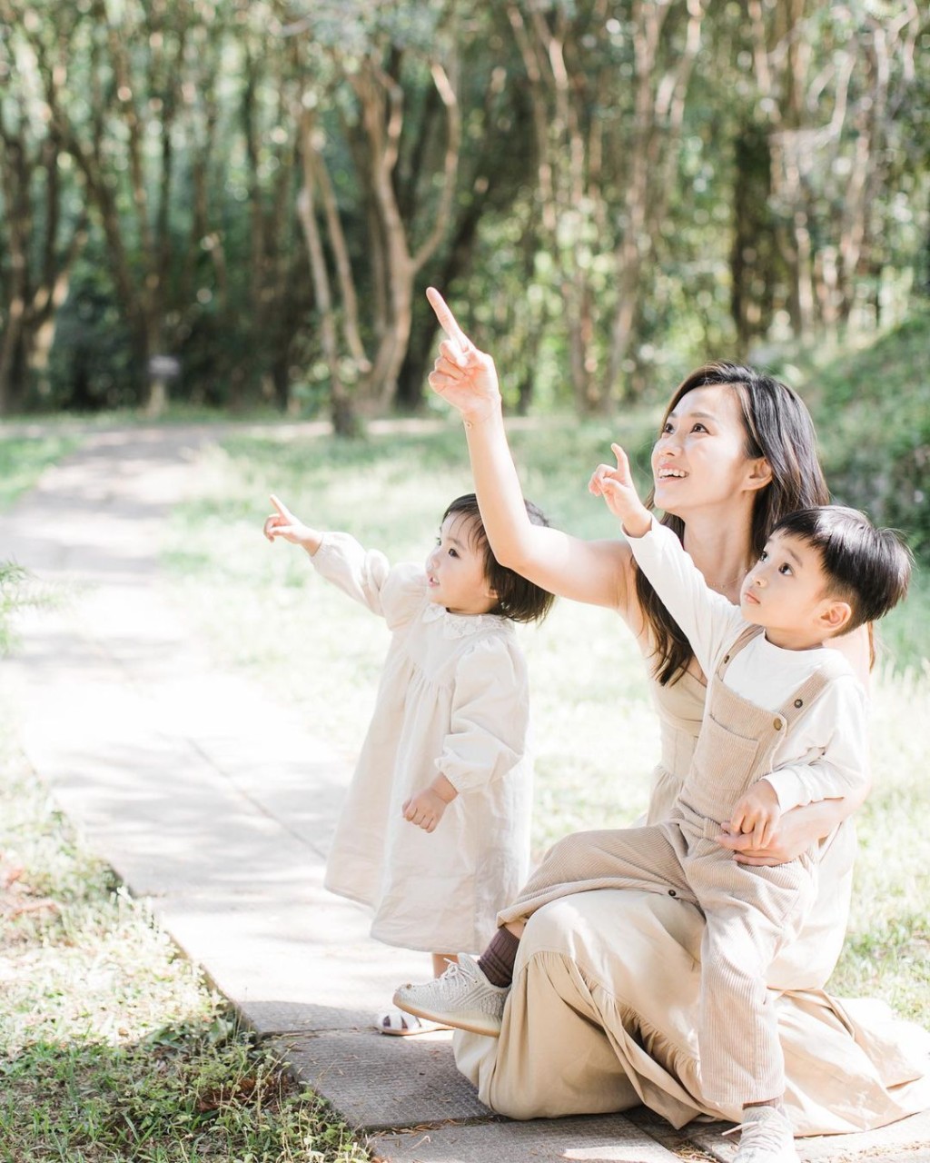 Miki與一對子女。