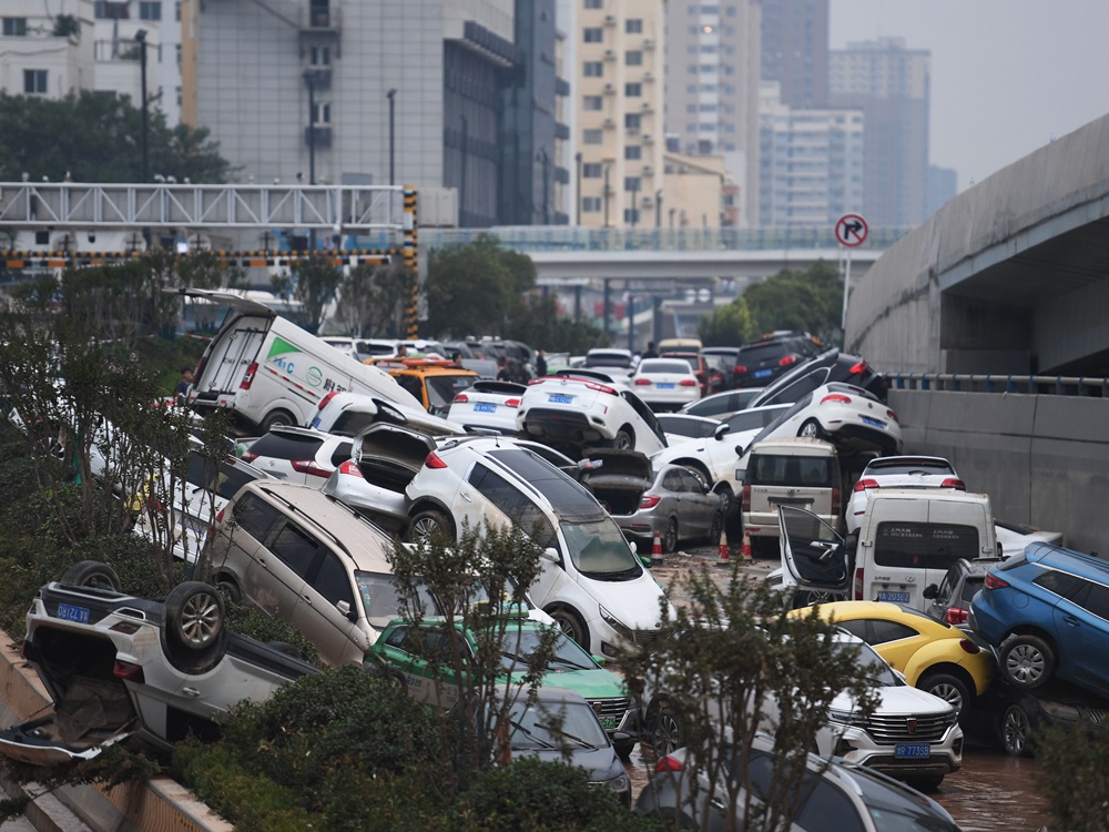 多輛被淹汽車近日被相繼拖出。新華社資料圖片