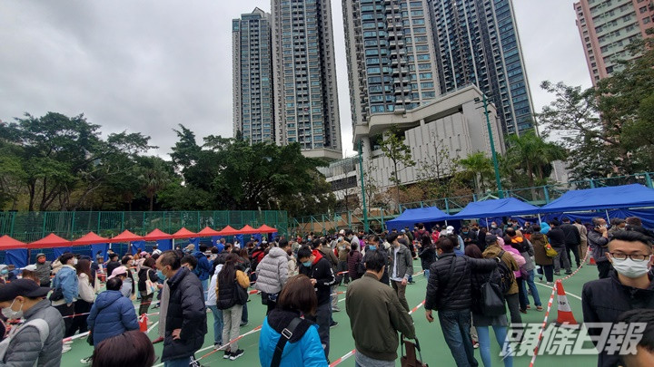 因應檢測需求殷切，政府明日重開石排街公園流動採樣站。資料圖片