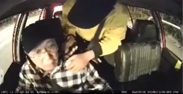 贼人亮刀架在的士司机颈上。网上影片截图