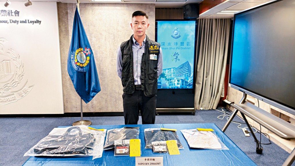 警方講述破案經過，並展示行動中檢獲的證物。