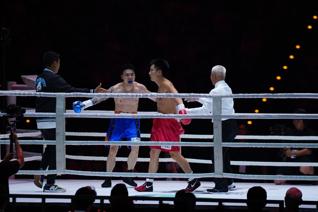 在第四回合直接由裁判判定技術擊倒，由鍾培生獲勝。