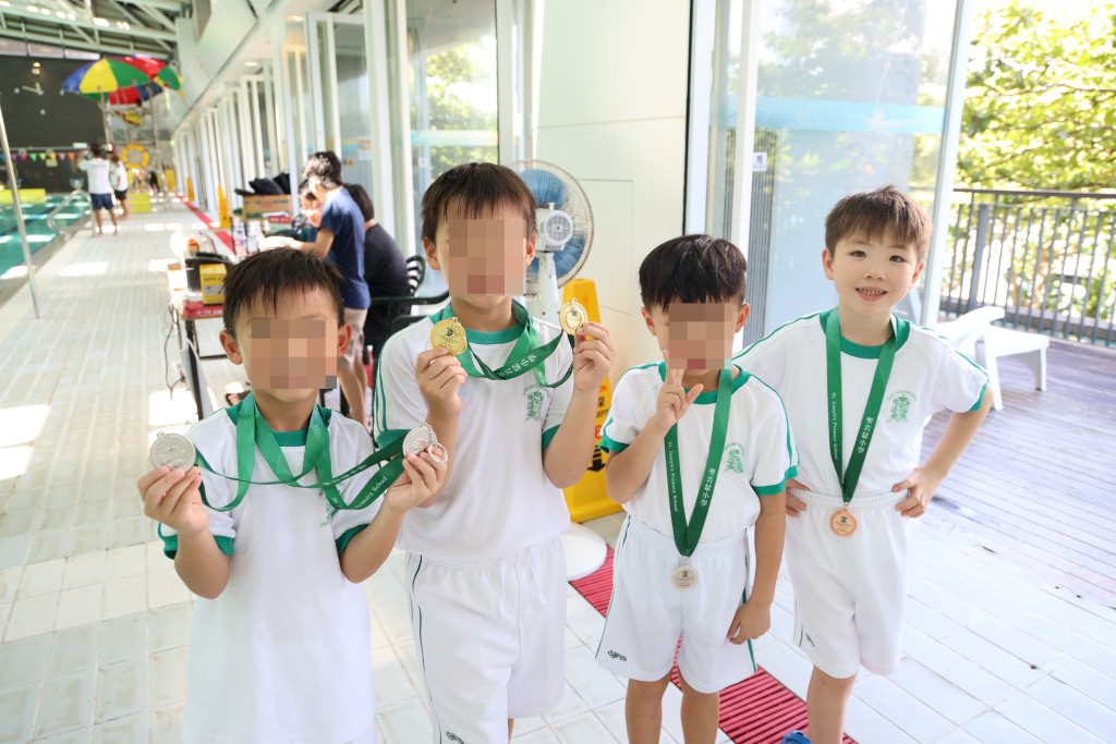 BBQ初读小学参加校内水运会，人生第一次参加比赛已夺铜牌。（学校官网图片）