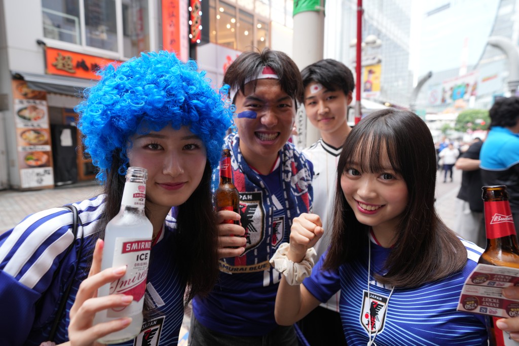 大量日本球迷為國家隊成功晉級而興奮。美聯社