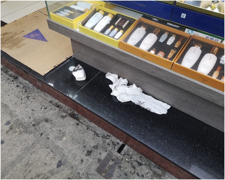 元朗壽富街17號龍豐藥房被淋黑油。梁國峰攝