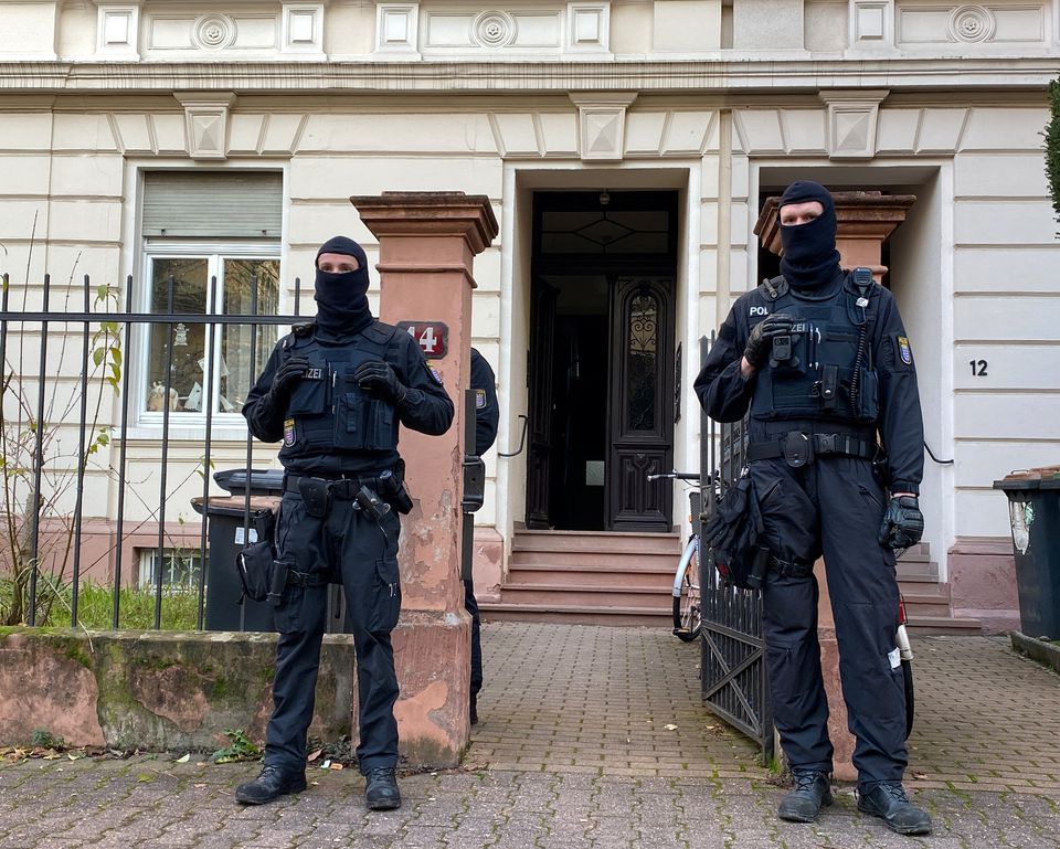 德國警方在法蘭克福突襲行動中拘留構成恐怖主義威脅的極右翼組織的25名成員和支持者後，警員正在封鎖調查。路透社