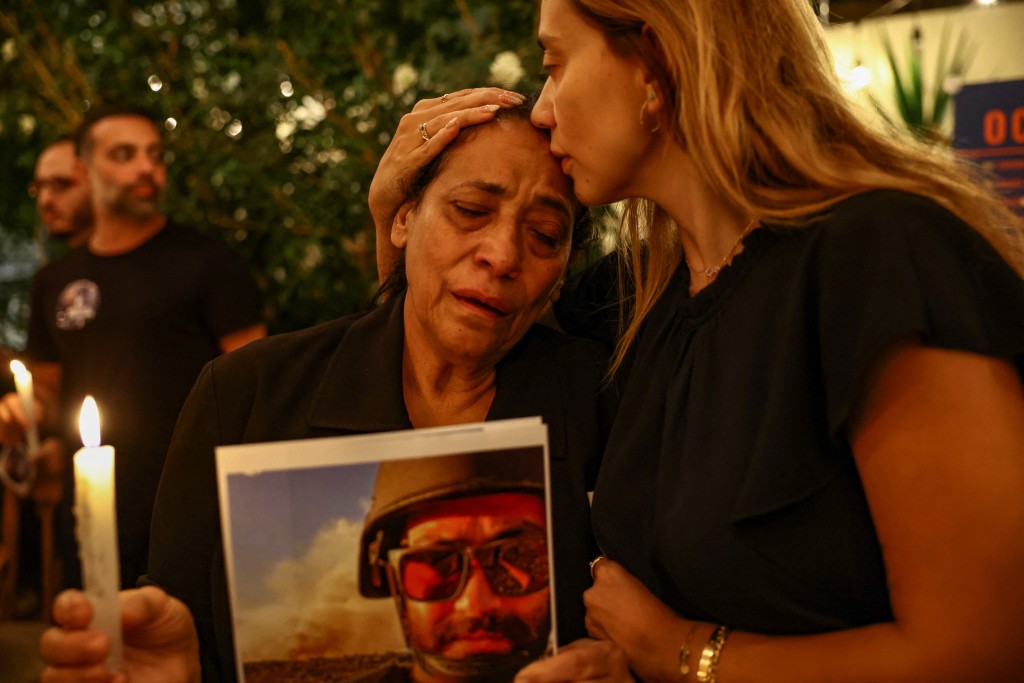 記者阿布杜拉的親人在喪禮上。　路透社