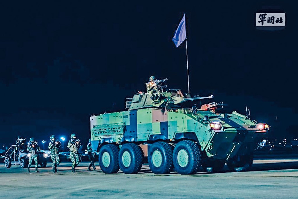 台軍昨天凌晨在台北松山機場，執行「衞戍區反機降作戰」演練。