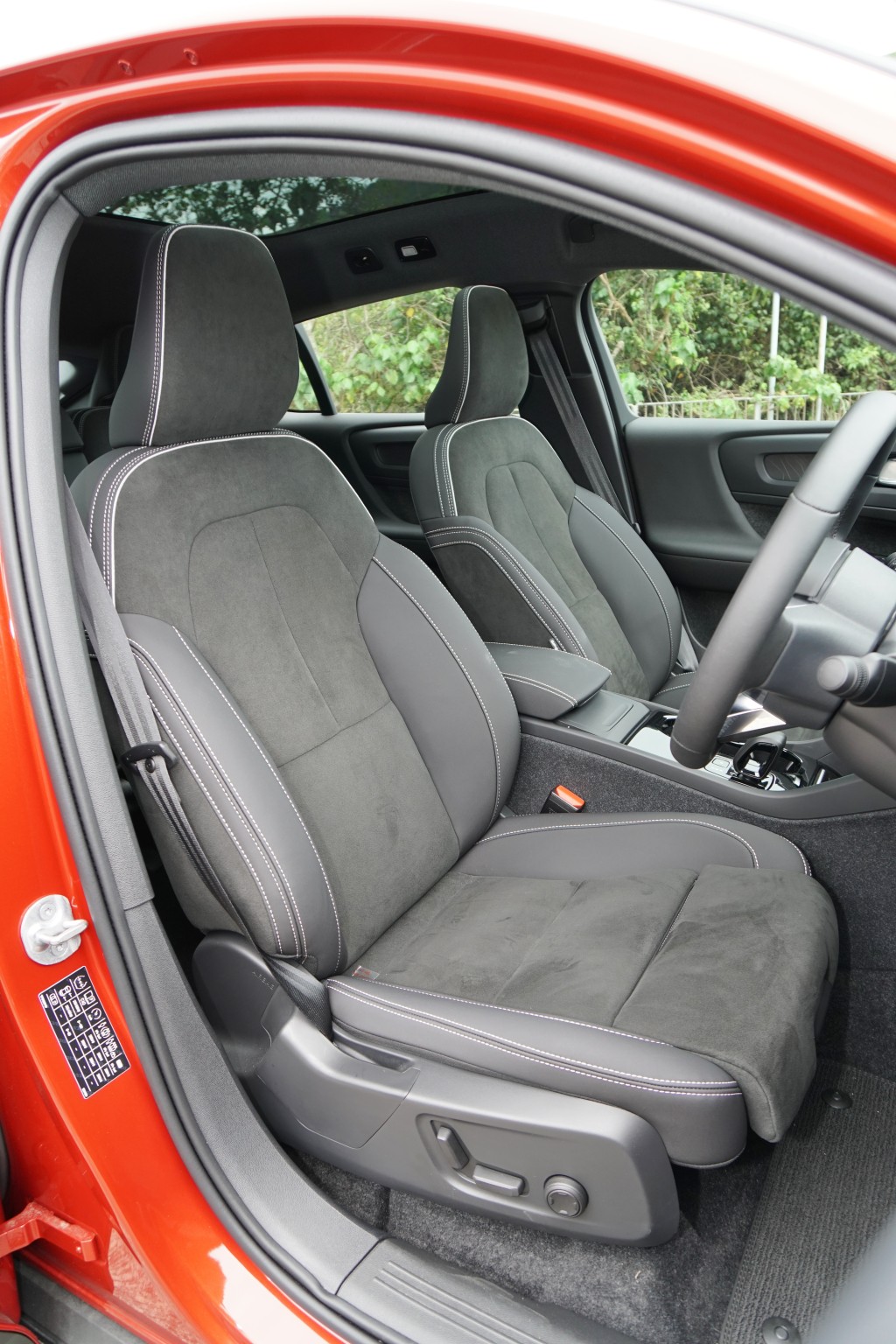 Volvo C40 Recharge Ultimate P6座椅以合成環保物料製成，前座可電動調校角度，駕駛席設記憶功能。