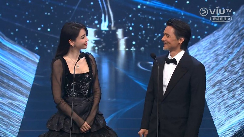 杨颖与冯德伦颁发最佳亚洲华语电影。
