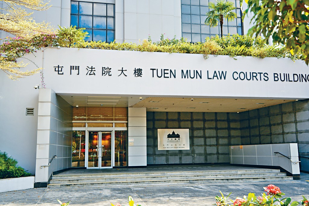 警方以涉嫌傷人拘捕該名女生，在屯門裁判法院提堂。