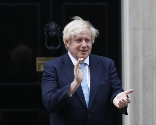首相約翰遜再次在首相府外,為醫護人員鼓掌。AP
