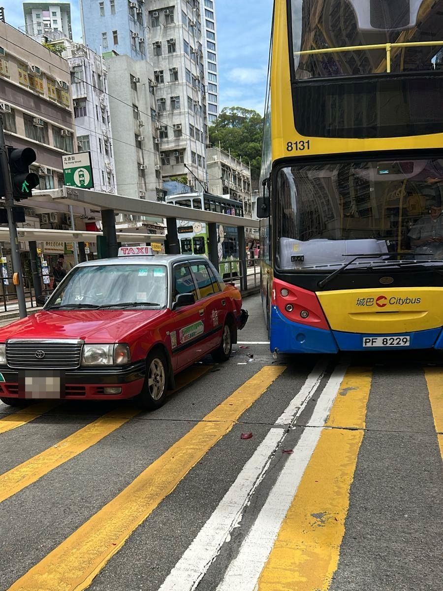 的士車尾受損。 的士車尾受損。