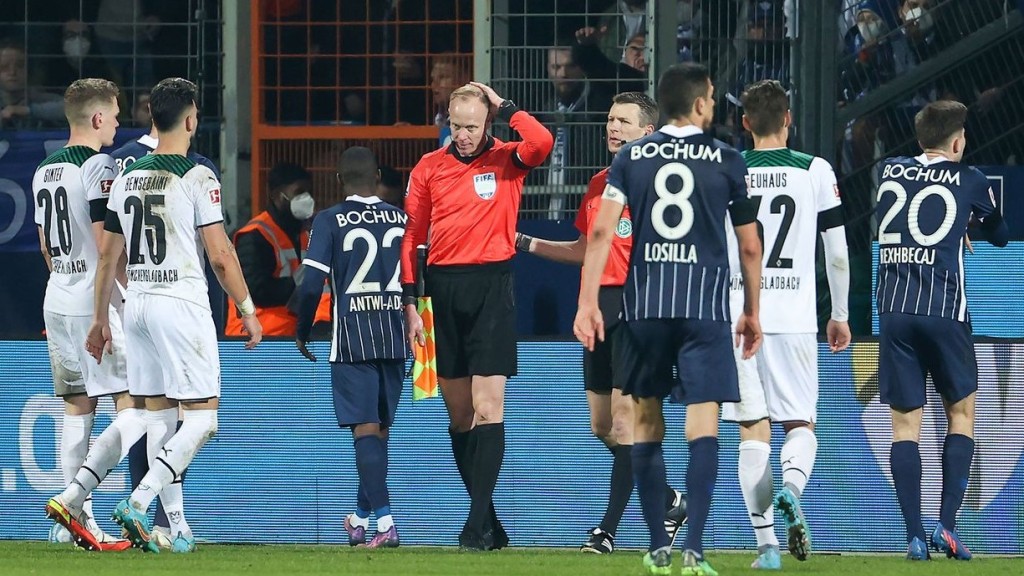 旁證傑度文(中)被啤酒杯掟中後腦，導致比賽腰斬。波琴官網圖片