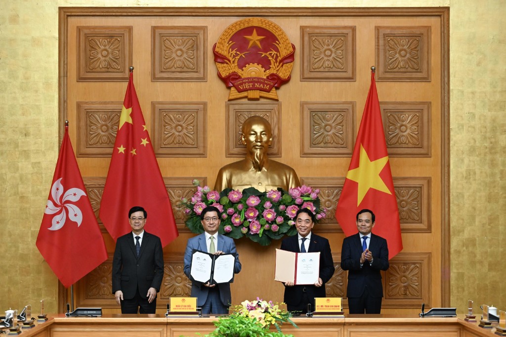 香港机场管理局与越南的机场营运机构和国家航空公司签订三份合作备忘录。