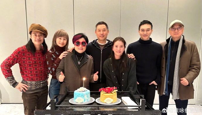 袁咏仪（右三）于社交平台贴出与老友食饭度过结婚23周年。