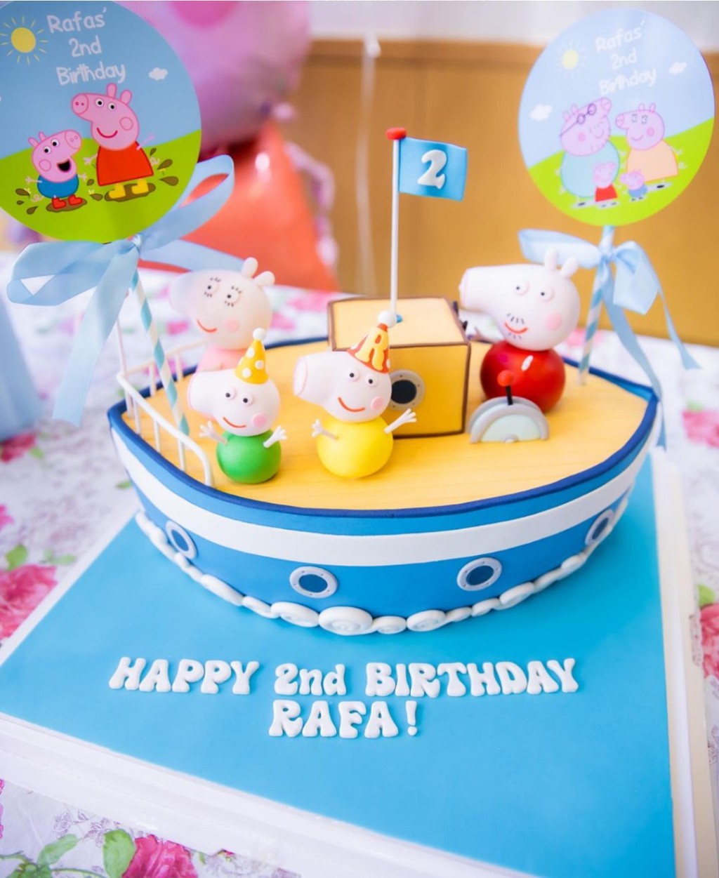 眾人為Rafael準備了一個Peppa Pig主題的精美蛋糕。