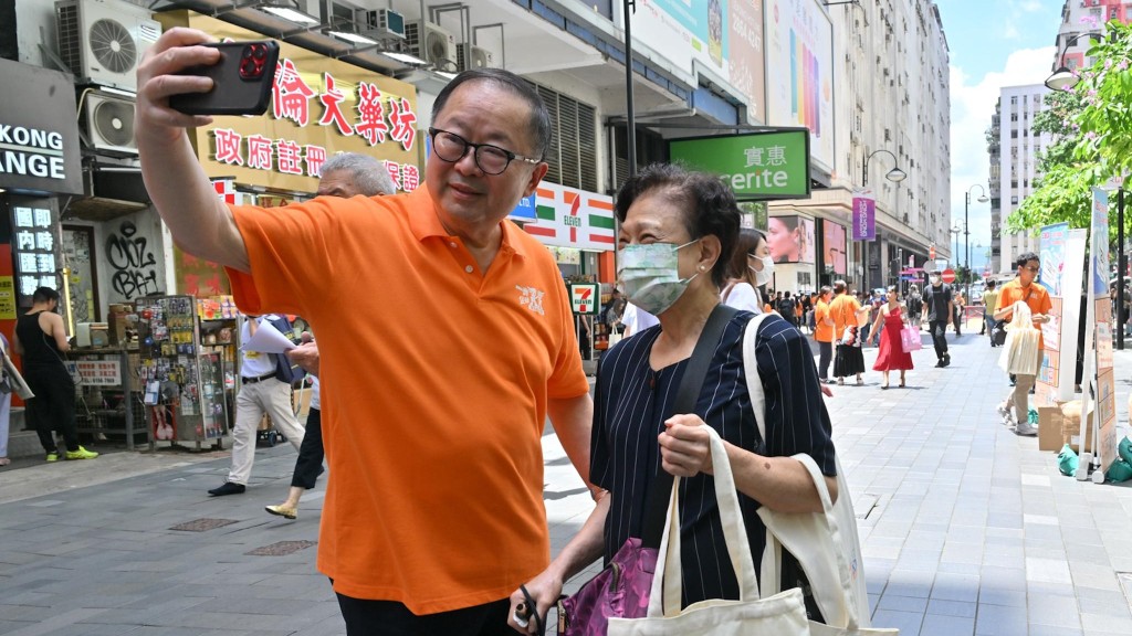 禁常會主席李國棟(左)向市民派發禁毒單張和宣傳品。政府新聞處