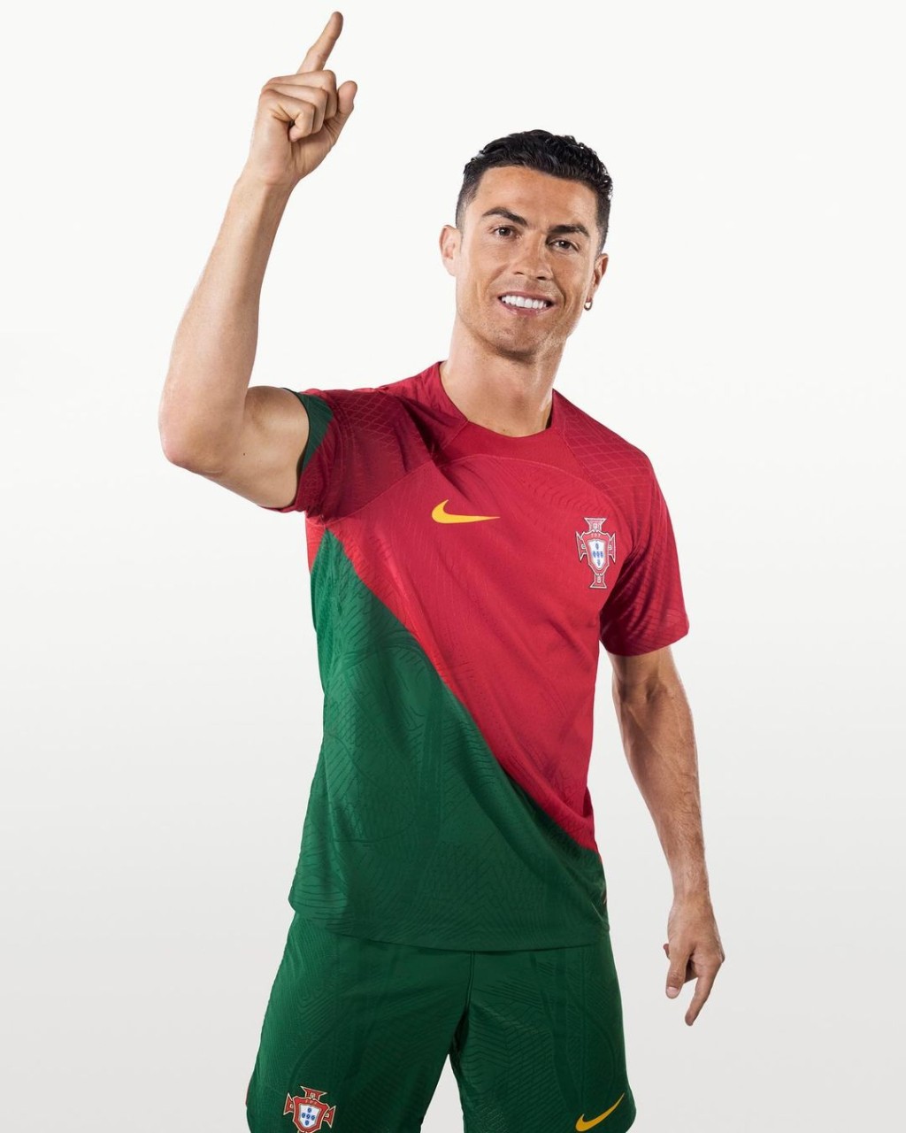 ２）葡萄牙 / 主場球衣： 葡萄牙主場球衣延續向葡萄牙國旗致敬的紅綠主色，對角綫設計則模仿包裹在身體上的國旗。今屆陣中名將C朗拿度亦是最後一屆征戰世盃，不少球迷亦特意為他購買球衣作最後留念。Nike圖片