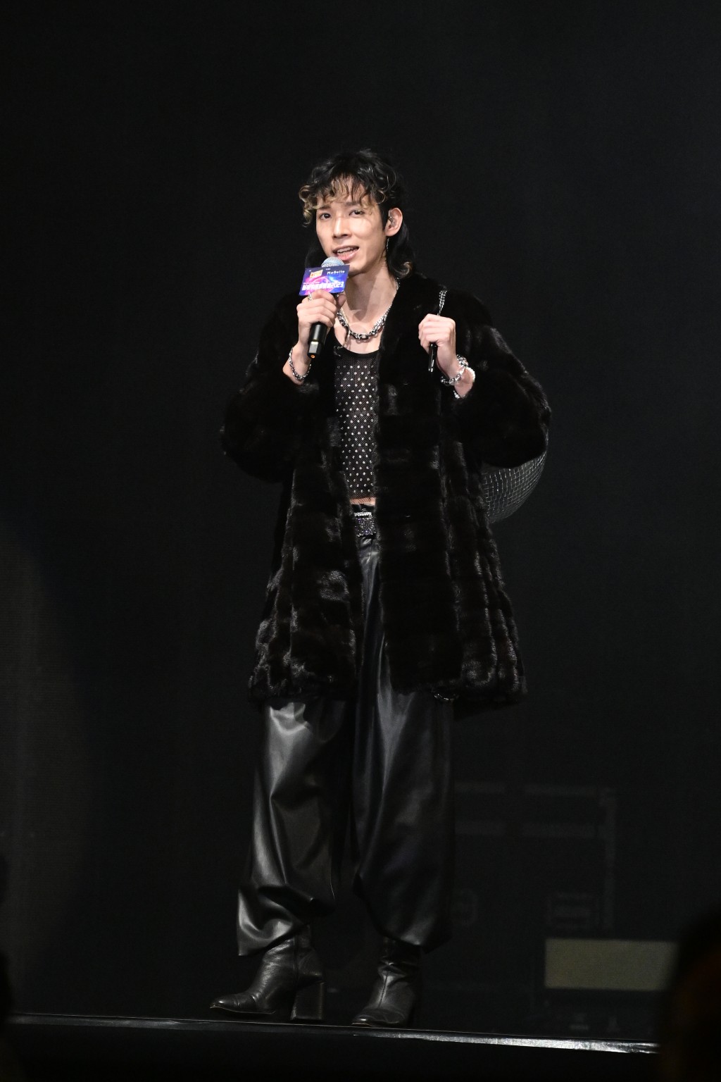 张明伟于台上表演。