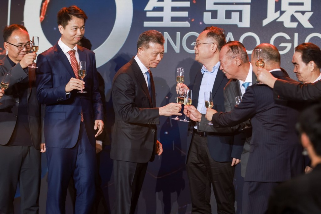 在深圳會場,星島新聞集團主席郭英成(左三)與嘉賓祝酒。 在深圳會場,星島新聞集團主席郭英成(左三)與嘉賓祝酒。