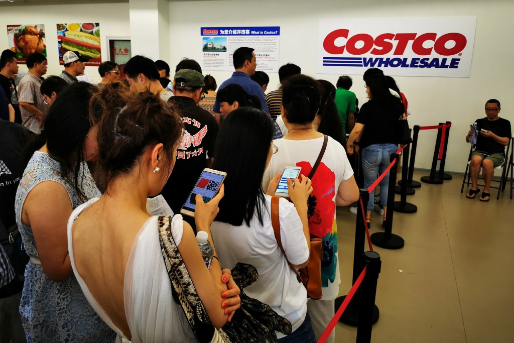 美國有華人在Costco好心幫一名大陸遊客買Apple Watch，1年後遭警拘控欺詐3重罪。路透社 